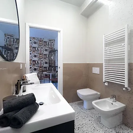 Auguste Metro M1 Rembrandt 45 Apartment *