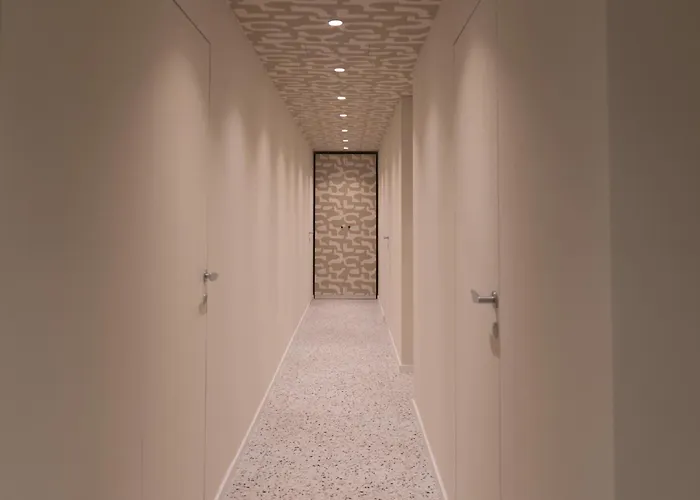 Auguste Metro M1 Rembrandt 45 * ميلان