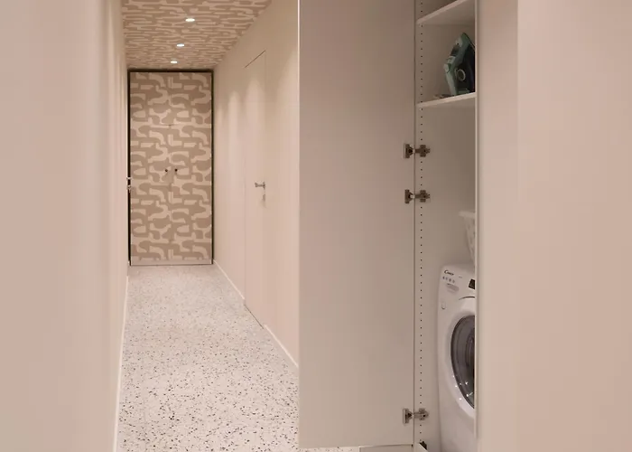 Auguste Metro M1 Rembrandt 45 * ميلان